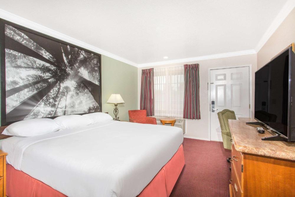 King Room - Non-Smoking interior